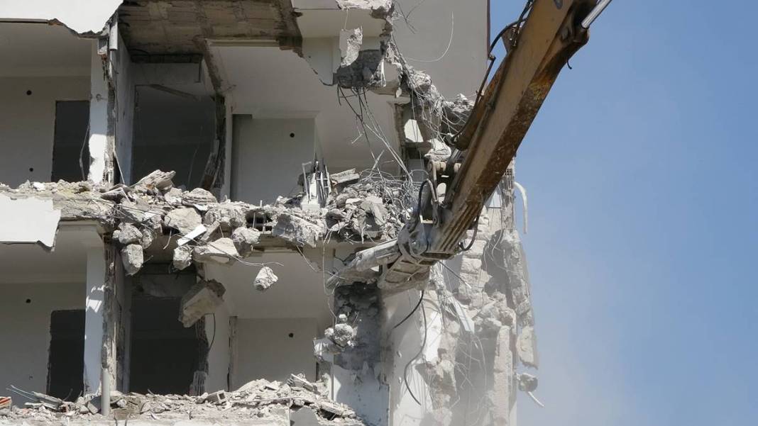 Sıfır bina yan yattı: İnşaatı yaparken zemini kontrol eden olmadı mı! Korkutan manzara 15